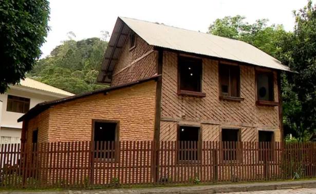 Fachada da Casa Lambert, construção de 1875 em pau a pique com madeira externa em posição transversal