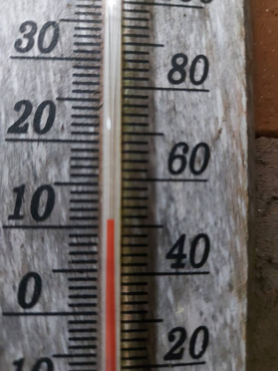 Termômetro analógico de parede com a coluna de mercúrio pouco abaixo da marca de 10 graus Celsius