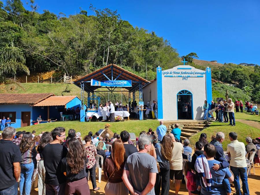 Missa ao ar livre na festa de Nossa Senhora do Caravaggio, com o vale cheio de fiéis em frente à igrejinha